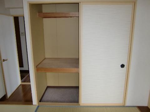 Other room space. Japanese-style storage