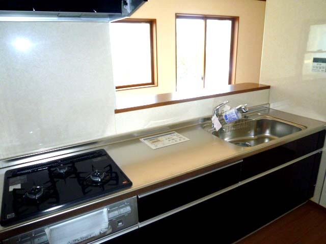Same specifications photo (kitchen). ● The counter kitchen