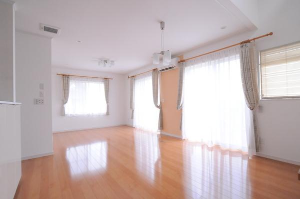 Living. The window is large, bright living room