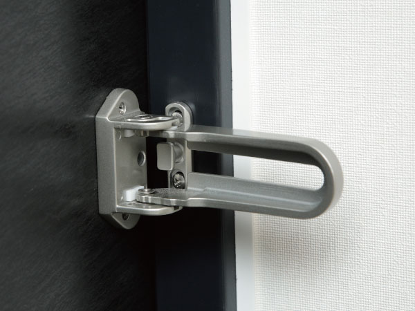 earthquake ・ Disaster-prevention measures.  [Seismic Door Guard] By increasing the width between the arms, While ensuring the security of, It is considered so deviate be modified door frame in the earthquake. (Same specifications)