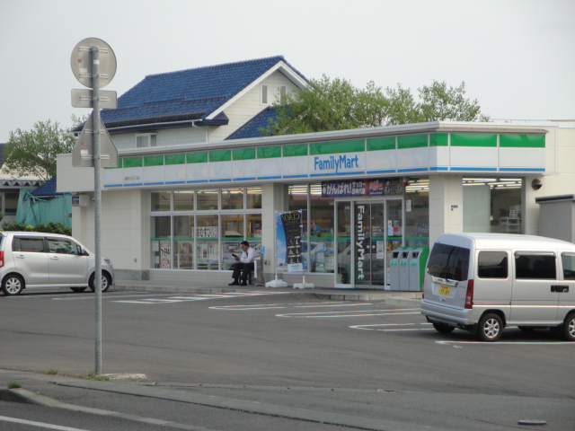 Convenience store. 820m to Family Mart (convenience store)