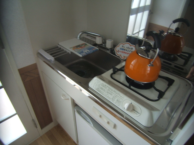 Kitchen. It is equipped with a gas stove, Directly hot water is wowed.