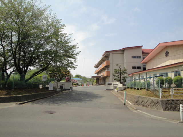 Primary school. "Takamatsu Elementary School" (elementary school) up to 400m