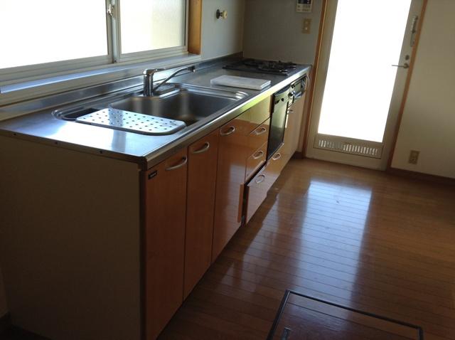 Kitchen. System Kitchen (town gas) ・ Underfloor Storage ・ It can also enter and exit from the back door