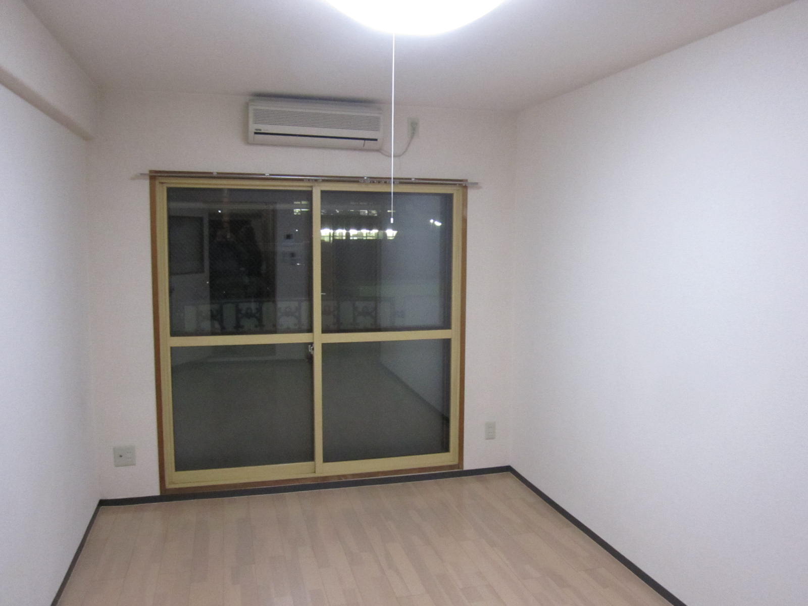 Living and room. Air conditioning ・ It is a veranda with a Western-style