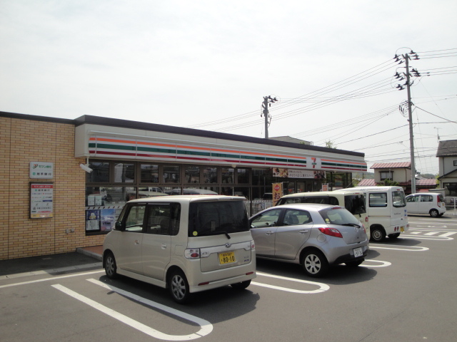 Convenience store. 750m to the "Seven-Eleven" (convenience store)