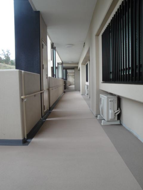 Other common areas. Entrance before common areas