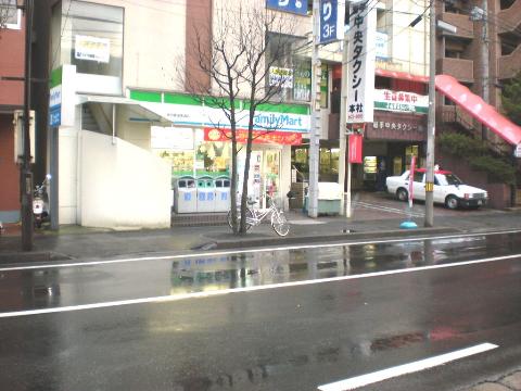 Other. 100m to the neighborhood convenience store (Family Mart) (Other)