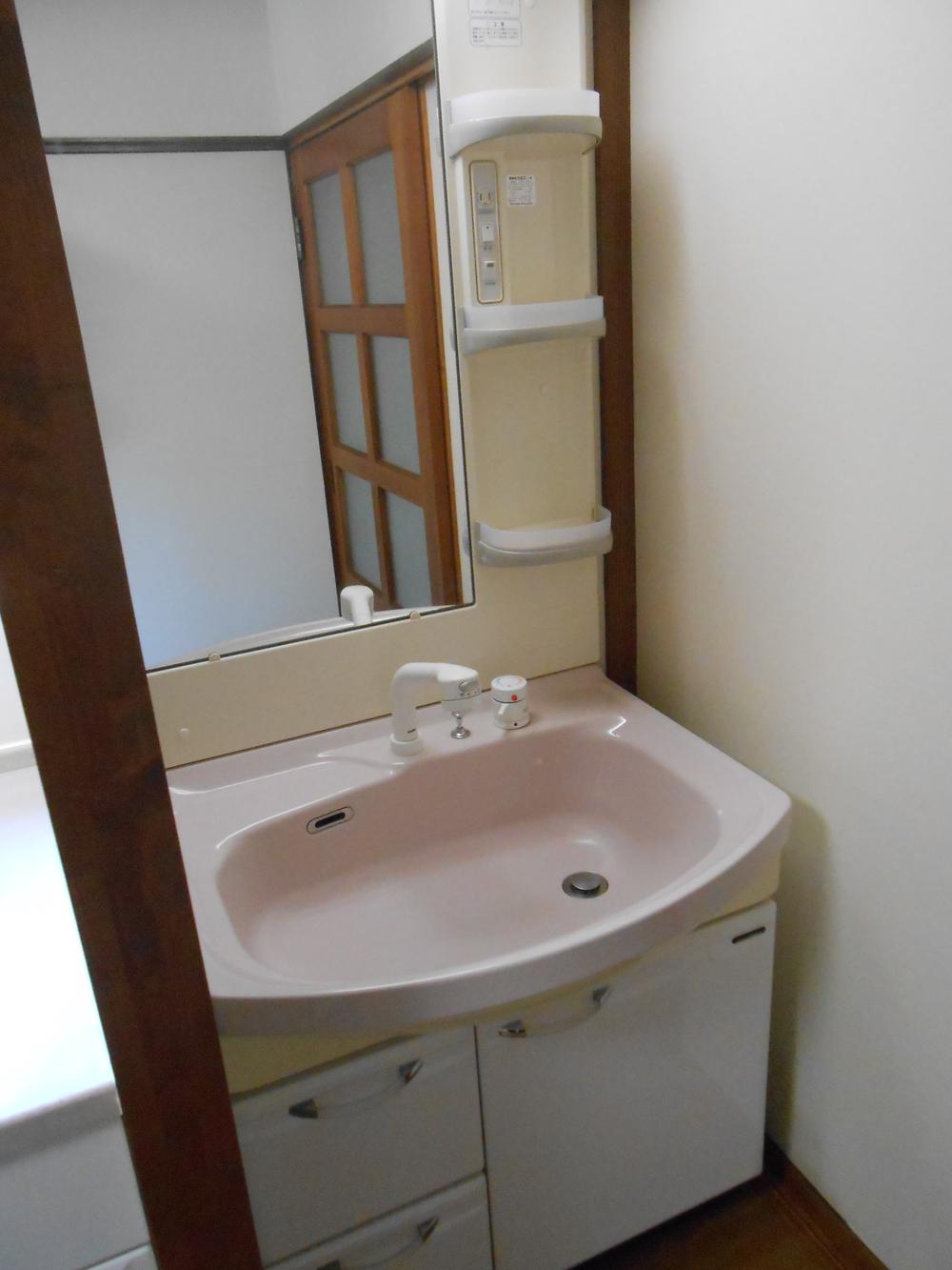Wash basin, toilet. Indoor (June 2013) Shooting Heisei was replaced in 15 years