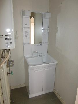 Other room space. Shampoo wash basin