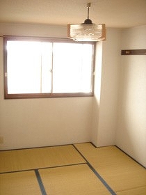 Living and room. Calm Japanese-style room is still required.