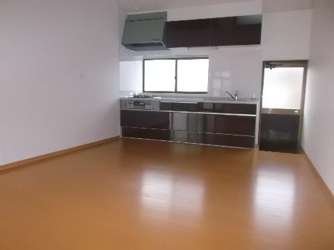 Kitchen. Spacious space of 8 Jodai following the living