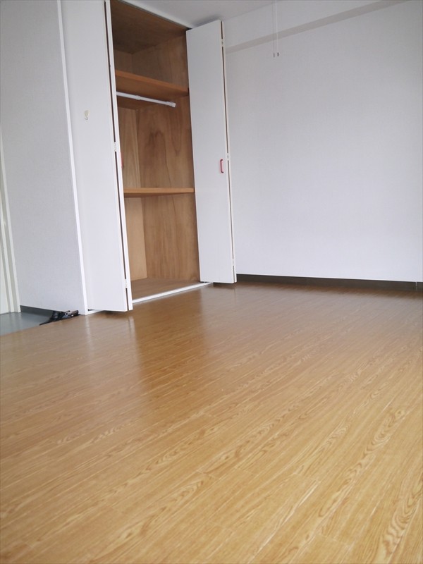 Other. The same type: It is a photograph of the 504 in Room. (Floor plan inversion type)