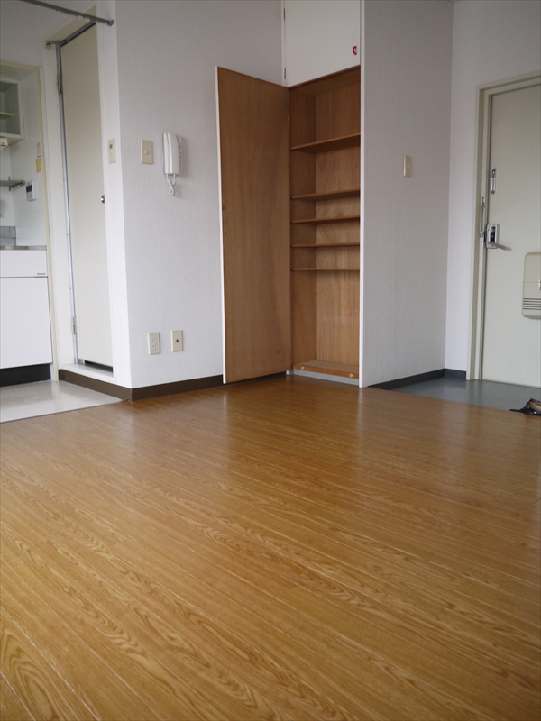 Other room space. The same type: It is a photograph of the 504 in Room. (Floor plan inversion type)