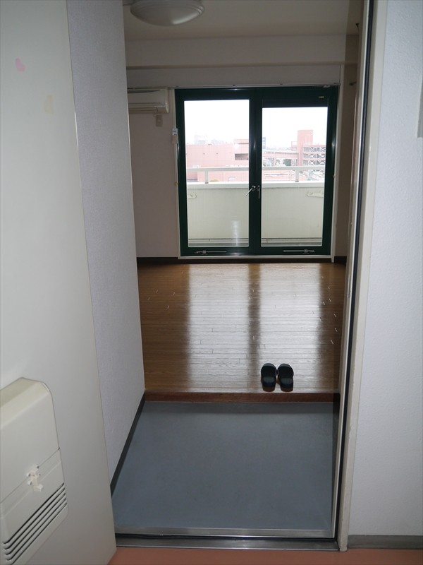 Entrance. The same type: It is a photograph of the 504 in Room. (Floor plan inversion type)
