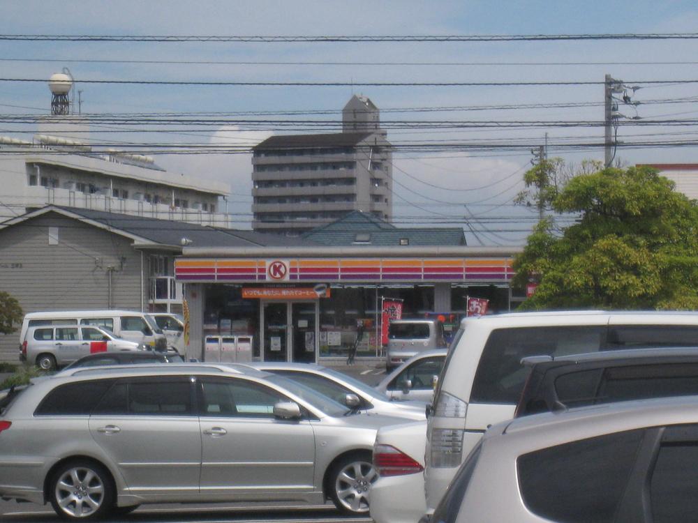 Convenience store. 200m to Circle K