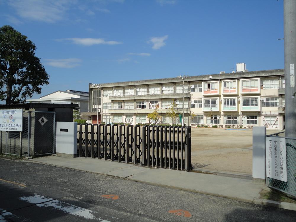 Primary school. 305m until Marugame City Shirohitsujisaru Elementary School