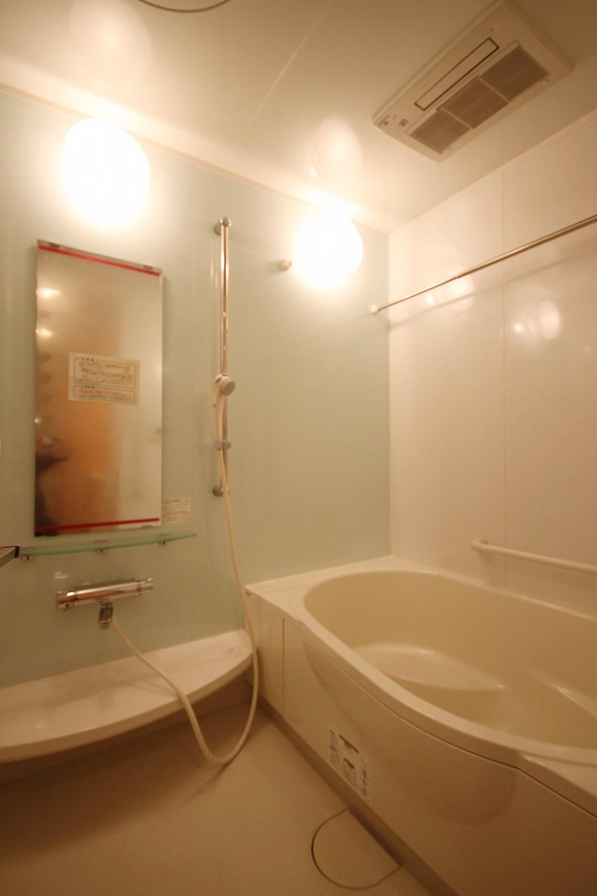 Bathroom. It is the bathroom of 1400mm × 1800mm size to heal fatigue of the day.
