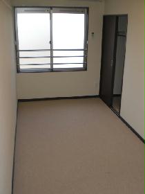 Living and room. 1F Floor 2F carpeted