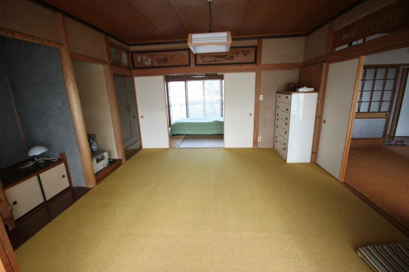Non-living room. Overlooking the garden from 8 quires of Japanese-style room.