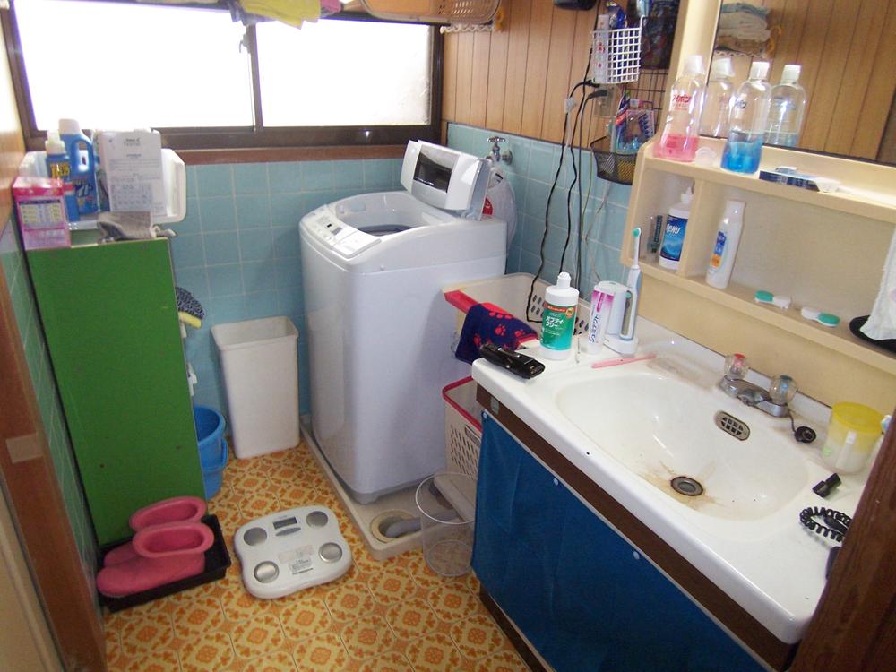 Wash basin, toilet. Indoor (June 2005) Shooting