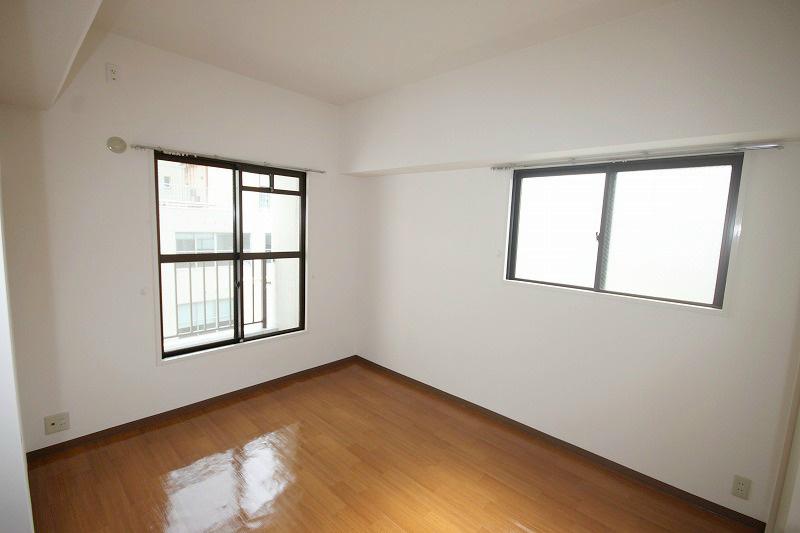 Non-living room. There is a window in the two-pronged, Bright northeast Western-style.