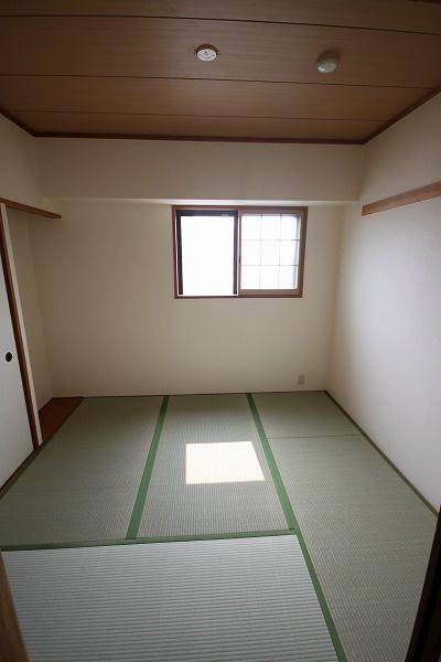 Non-living room. Tatami mat is Kawasumi.