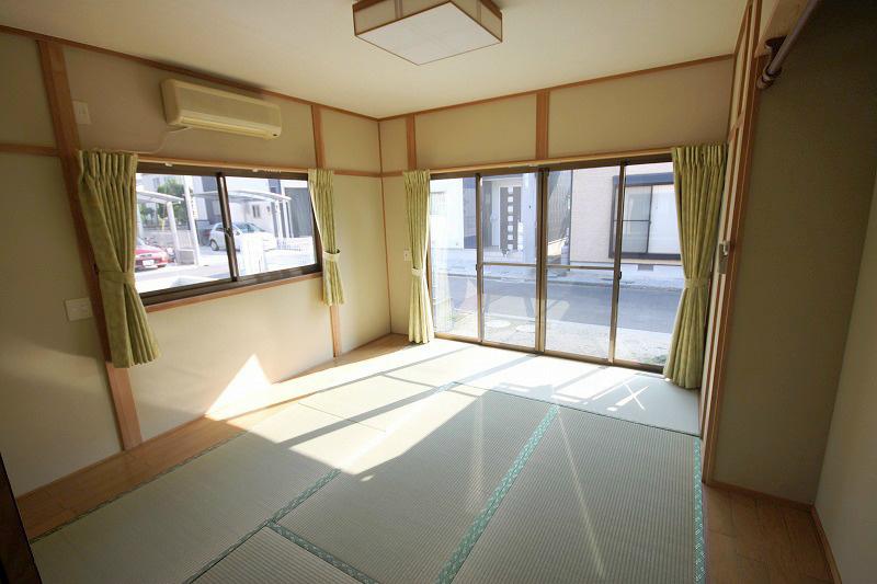 Non-living room. Natural light is drenched southeast Japanese-style room by the two sides lighting.