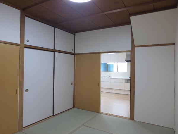 Non-living room. Enter through the front door is a Japanese-style room right in front of. Bran Hakawa, Tatami was Omotegae.