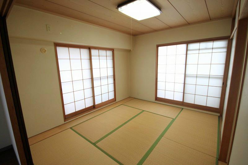 Non-living room. It is a Japanese-style room south side of the two-sided lighting with excellent per yang.