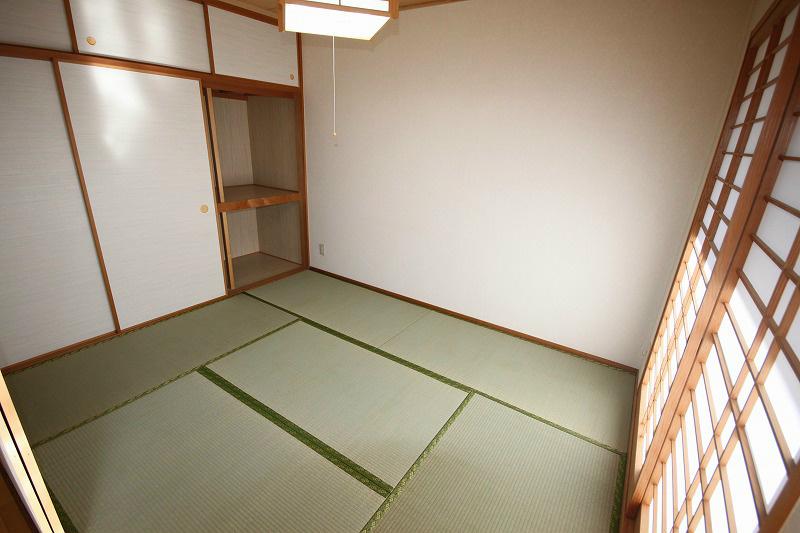 Non-living room. Is a 6-tatami Japanese-style good per yang.