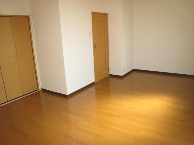 Other room space. There is feeling of luxury flooring Zhang