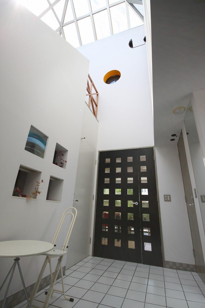 Entrance. It is a bright entrance hall with a vaulted ceiling.