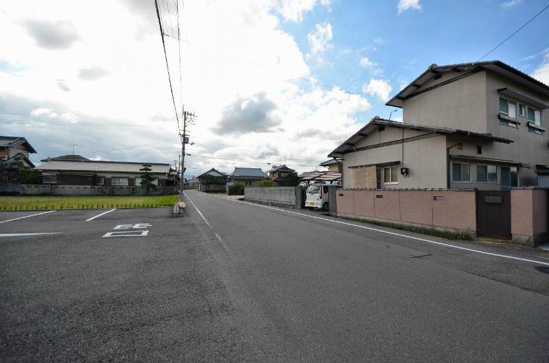 Local photos, including front road. Front road is located 8.8m. 