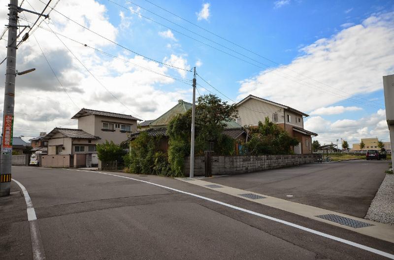 Local photos, including front road. Idyllic atmosphere to become the blue sky. 