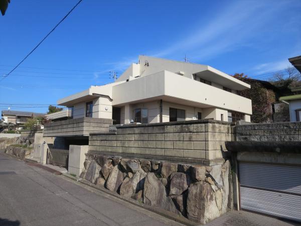 Local appearance photo. This mansion is located in a quiet hill.