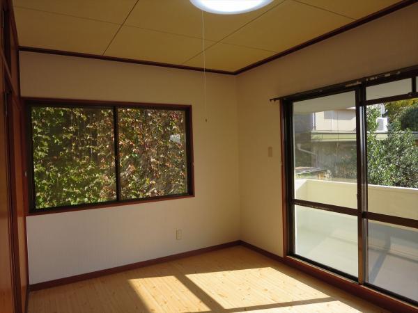 Non-living room. The third floor is the southeast side of the Western-style. I made a cross of Hakawa.