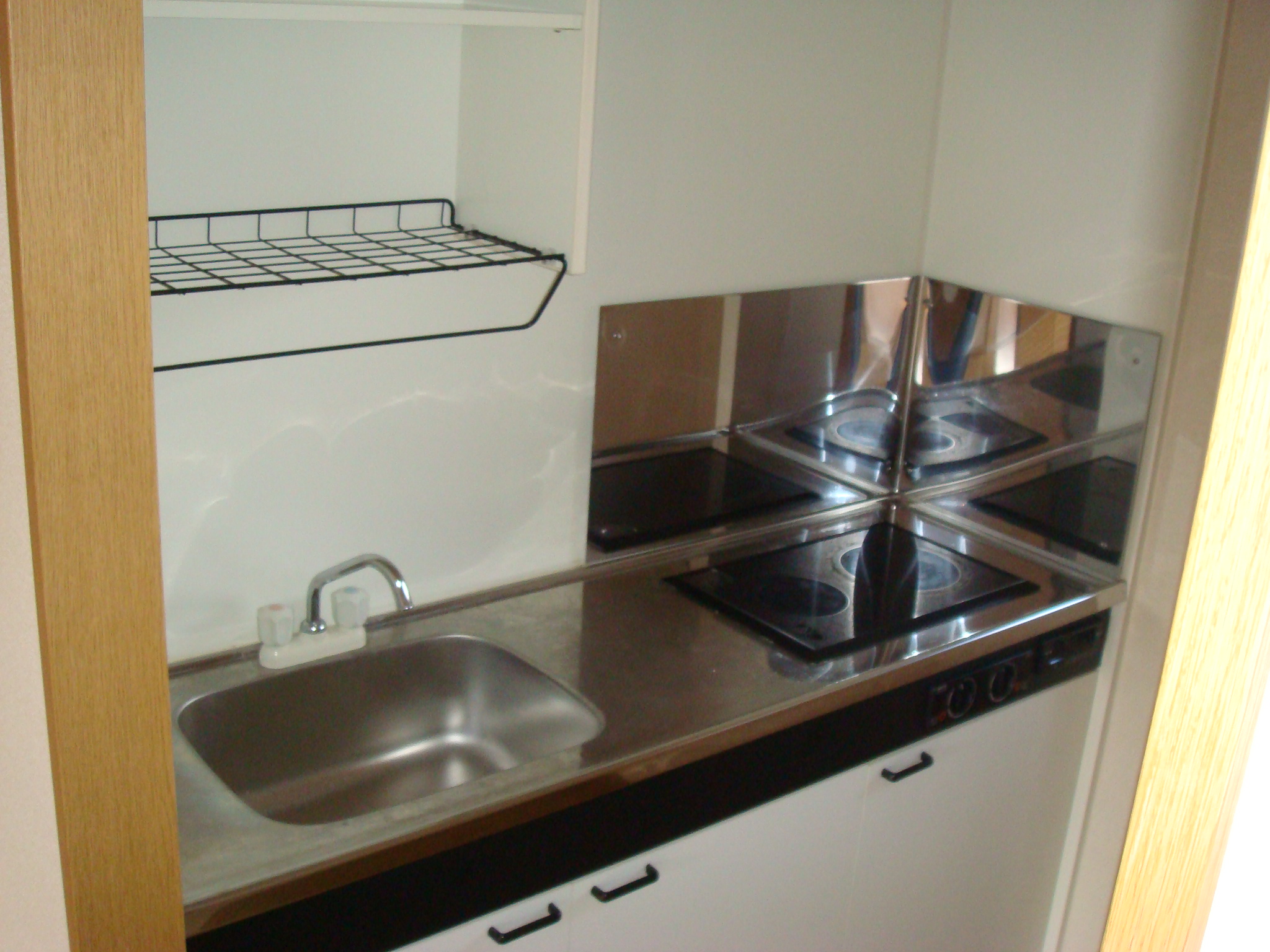 Kitchen. Two-burner IH with stove