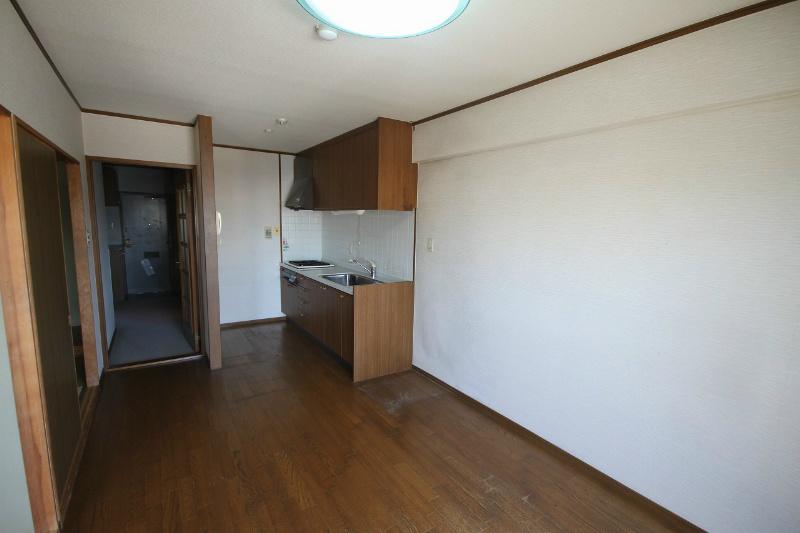 Living. Is a Japanese-style room and dining integral available.