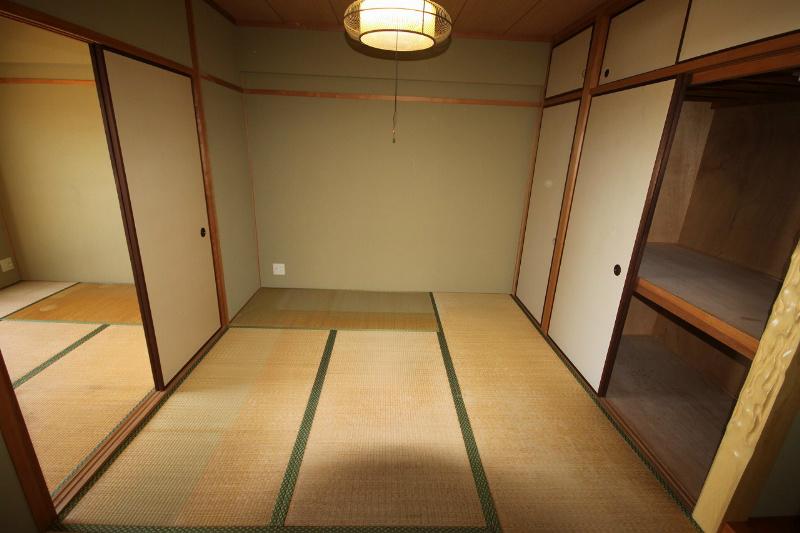 Non-living room. Two between the continuance of the Japanese-style room can accommodate a large number of visitors.