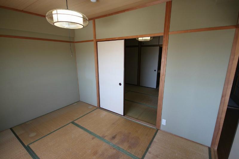 Non-living room. It is north 6 Pledge Japanese-style room with a closet.