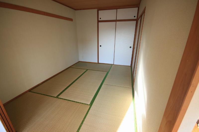 Non-living room. Facing the living room, There is a sense of unity, It is a Japanese-style room space Moteru.
