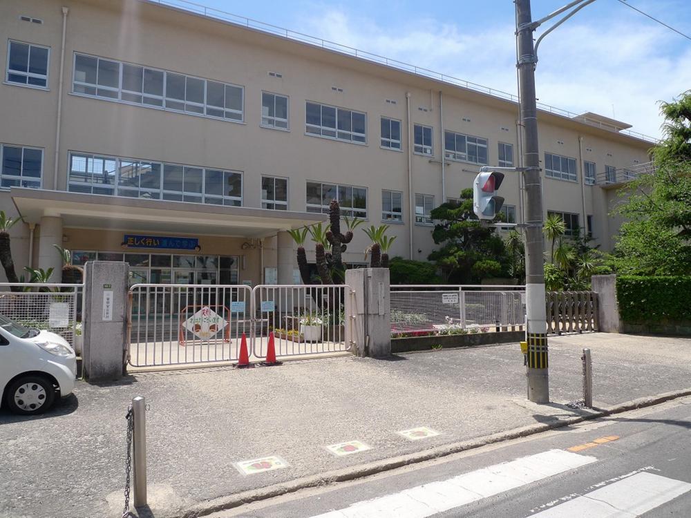 Primary school. 430m to Takamatsu City Kuribayashi Elementary School