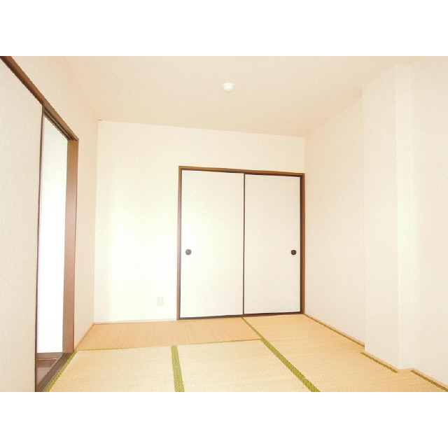 Living and room. Japanese-style room (inverted)