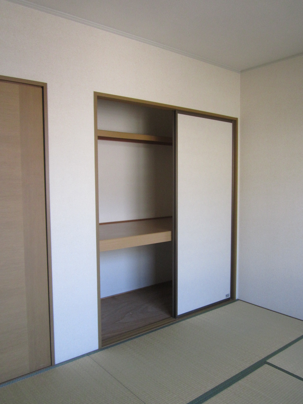 Other room space. North 6 Pledge Japanese-style closet