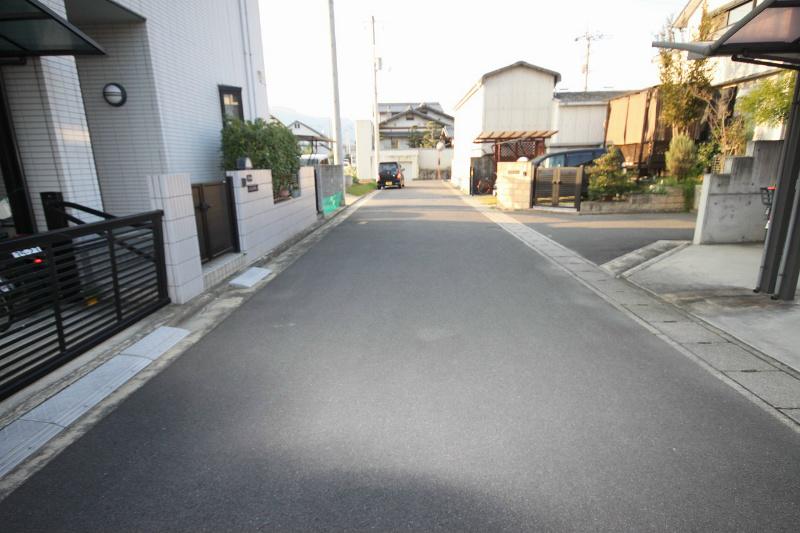 Local photos, including front road. There are about 5.0m front road, It is easy to come and go in the car.