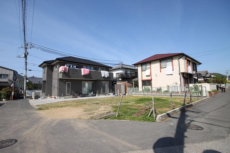 Local photos, including front road. It is a quiet residential area of ​​low-rise housing is lined