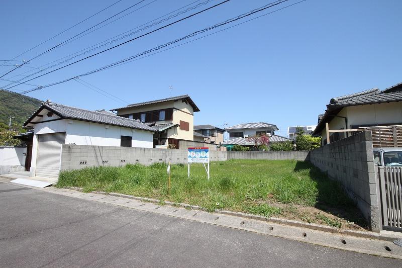 Local photos, including front road. It is a good residential land per yang