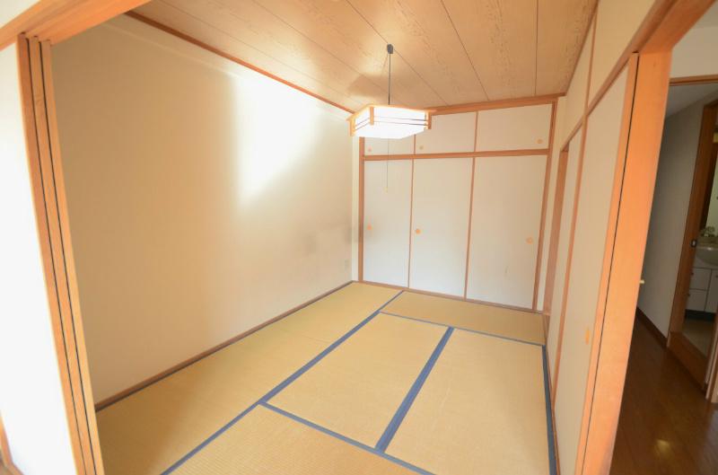Non-living room. It is a Japanese-style room with a closet of large capacity.