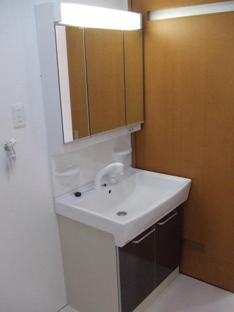Wash basin, toilet